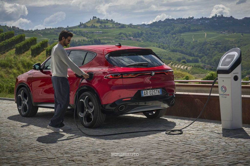 Alfa Romeo Tonale Ibrida Plug-In in ricarica
