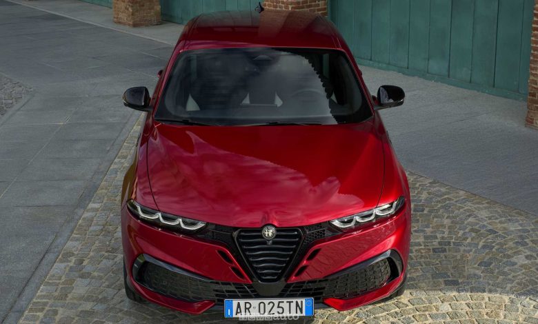 Alfa Romeo Tonale firma luminosa anteriore