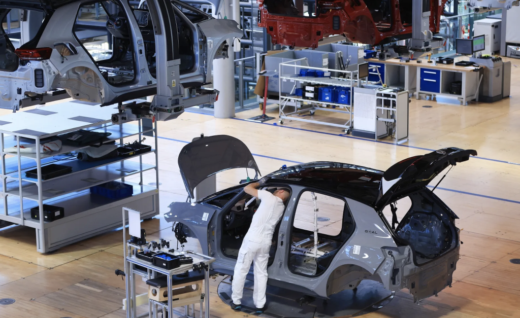 Incubo crisi dei chip nel Vecchio Continente: secondo l’associazione dei costruttori Acea, fra pochi giorni le Case non potranno più produrre macchine, in assenza dei semiconduttori per gli apparati elettrici fino a ieri forniti dalla società olandese Nexperia. 