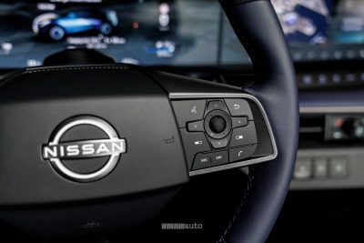 Nuova Nissan Leaf comandi al volante