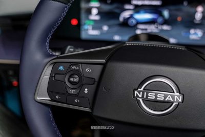 Nuova Nissan Leaf comandi al volante