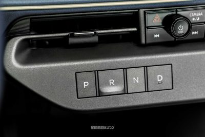 Nuova Nissan Leaf pulsanti cambio automatico
