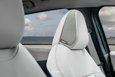 Nuova Nissan Leaf casse impianto audio Bose nel poggiatesta
