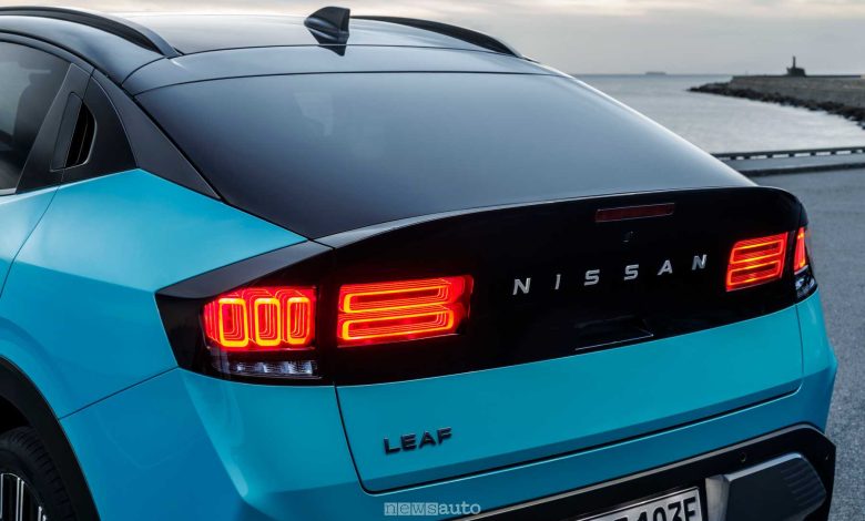 Nuova Nissan Leaf firma luminosa posteriore
