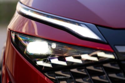 Nissan Qashqai e-POWER faro anteriore firma luminosa