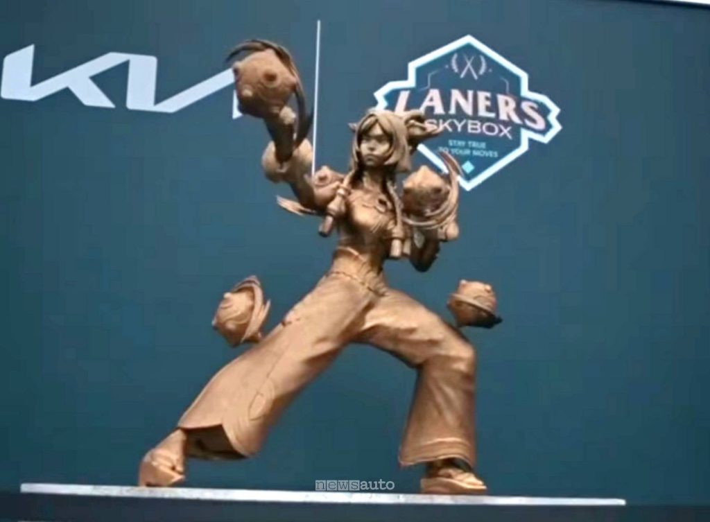 Statua di Yunara di LOL esposta a Lucca Comics 2025