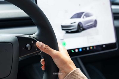 Tesla Model 3 Standard comandi sul volante