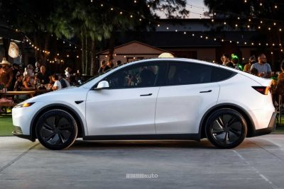 Tesla Model Y Standard laterale