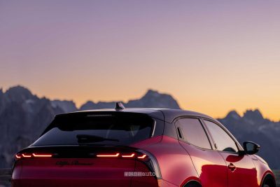 Alfa Romeo Junior Milano Cortina 2026 firma luminosa posteriore