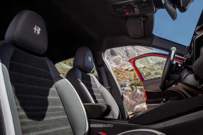 Alfa Romeo Junior Milano Cortina 2026 sedili anteriori