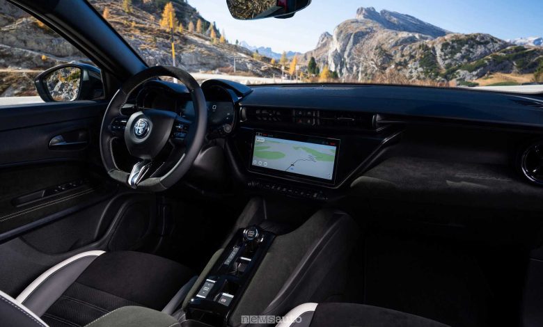 Alfa Romeo Junior Milano Cortina 2026 plancia abitacolo