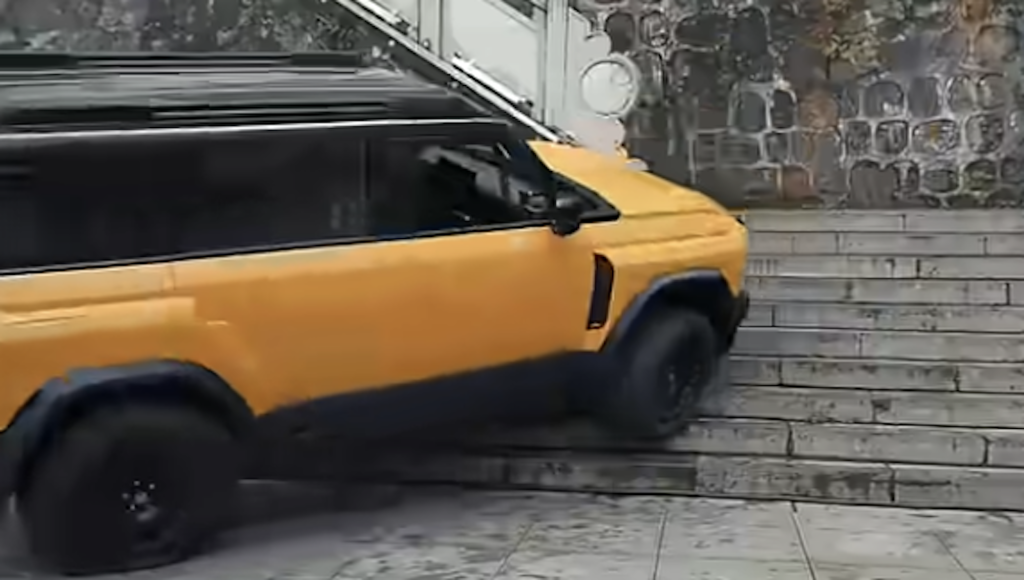 SUV Fengyun X3L: epic fail nell'ascesa verso la Porta Celeste di Tianmen, una scalinata lunga oltre 300 metri 