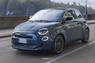 Nuova Fiat 500 Hybrid La Prima su strada