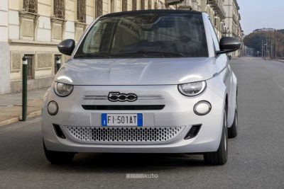 Nuova Fiat 500 Hybrid cabrio su strada