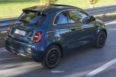 Nuova Fiat 500 Hybrid La Prima su strada