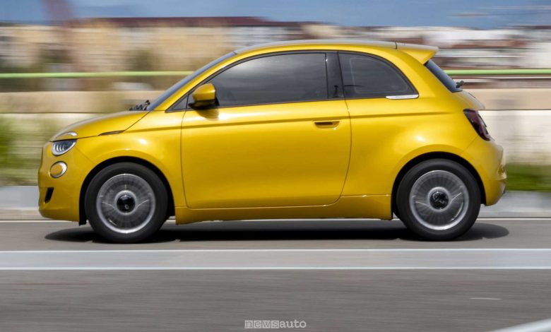 Nuova Fiat 500 Hybrid Torino laterale
