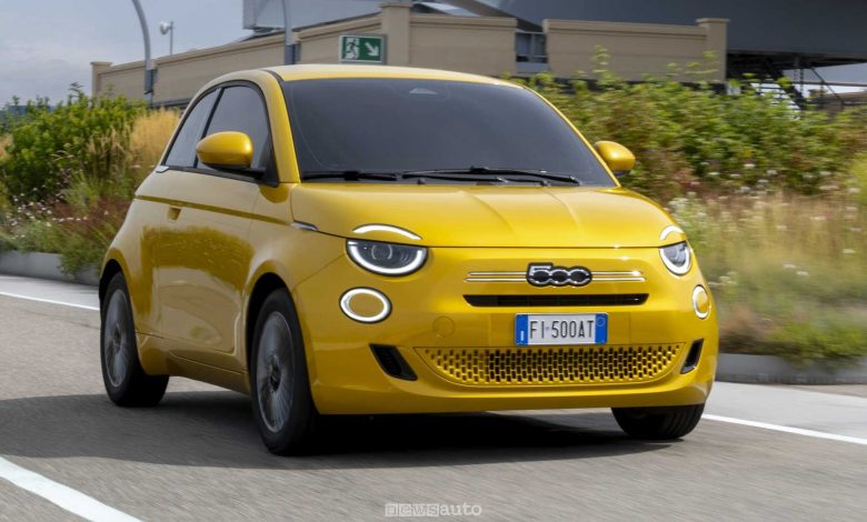 Nuova Fiat 500 Hybrid Torino su strada