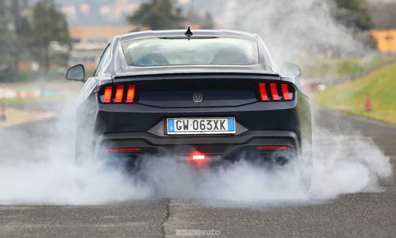 Ford Mustang Dark Horse in drifting