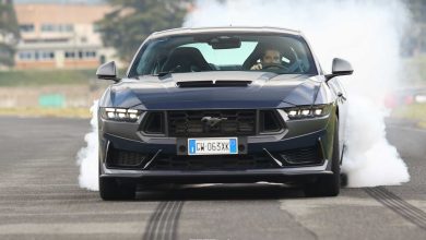 Ford Mustang Dark Horse in drifting