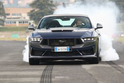 Ford Mustang Dark Horse in drifting
