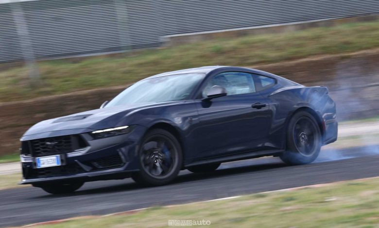 Ford Mustang Dark Horse in drifting