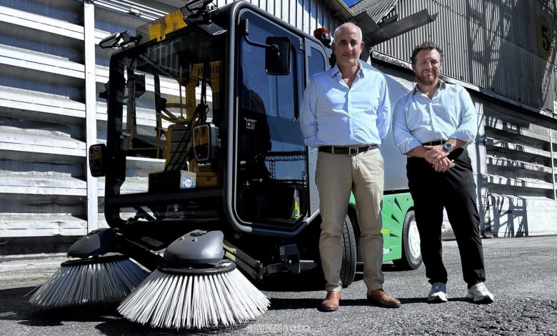 Riccardo Vitiello, AD, e Mauro Zizzi, responsabile tecnico di Docks Cereali, con la nuova spazzatrice elettrica GreenForce