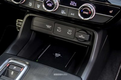 Honda Civic prese USB-C, vano per la ricarica wireless dello smartphone
