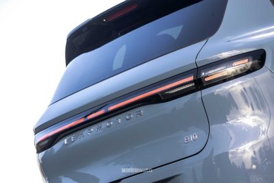 Leapmotor B10 firma luminosa posteriore