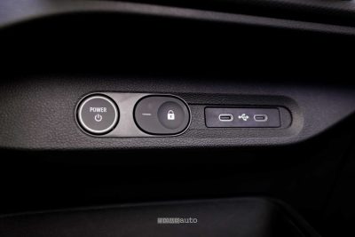 Renault Twingo E-Tech-Electric Techno Vert Absolu tasto accessione e prese USB-C