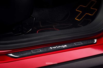 Renault Twingo E-Tech-Electric Techno Rouge Absolu soglia battitacco