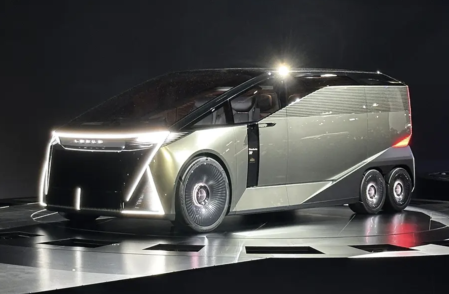 Perché il santuario personale Lexus LS Concept ha sei ruote ap