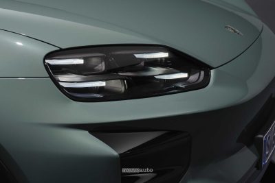 Porsche Cayenne Turbo Electric faro anteriore firma luminosa