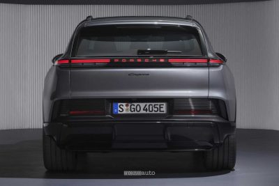 Porsche Cayenne Electric posteriore firma luminosa