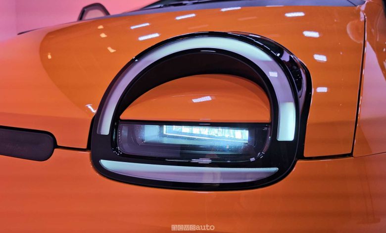 Renault Twingo E-Tech Electric gialla faro anteriore firma luminosa