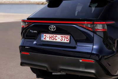 Nuova Toyota bZ4X FWD firma luminosa posteriore