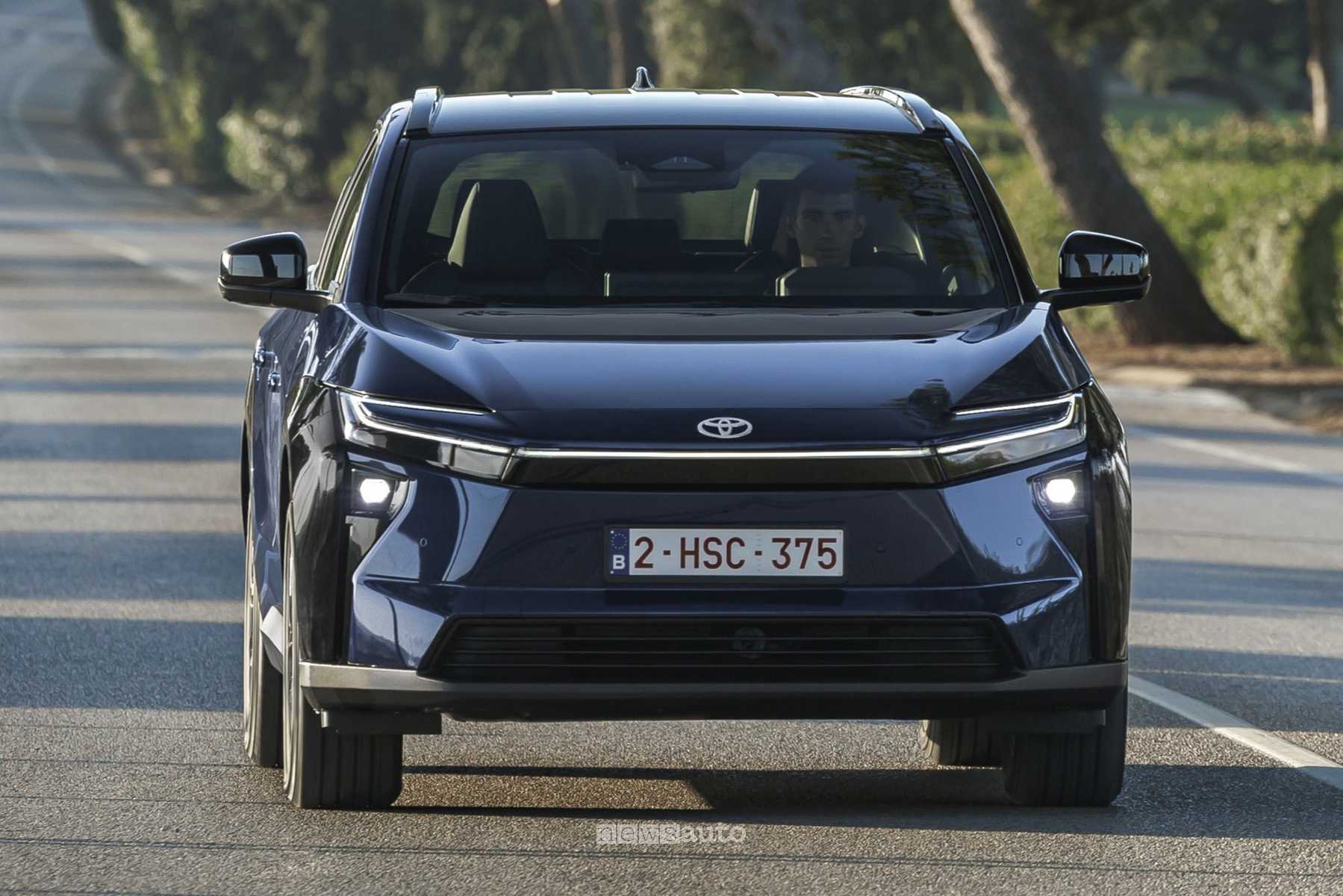 Toyota bZ4X 2026 su strada