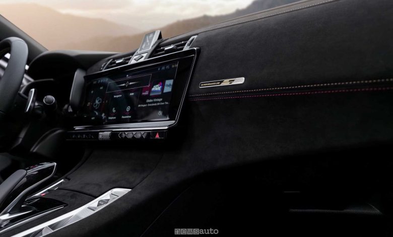 DS 7 Performance Line plancia in Alcantara