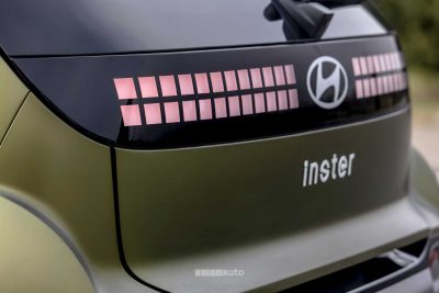 Hyundai Inster Cross firma luminosa portellone posteriore