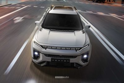 KGM Actyon HEV frontale firma luminosa