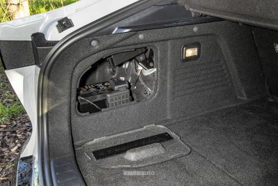 Mazda 6e batteria da 12V nel bagagliaio