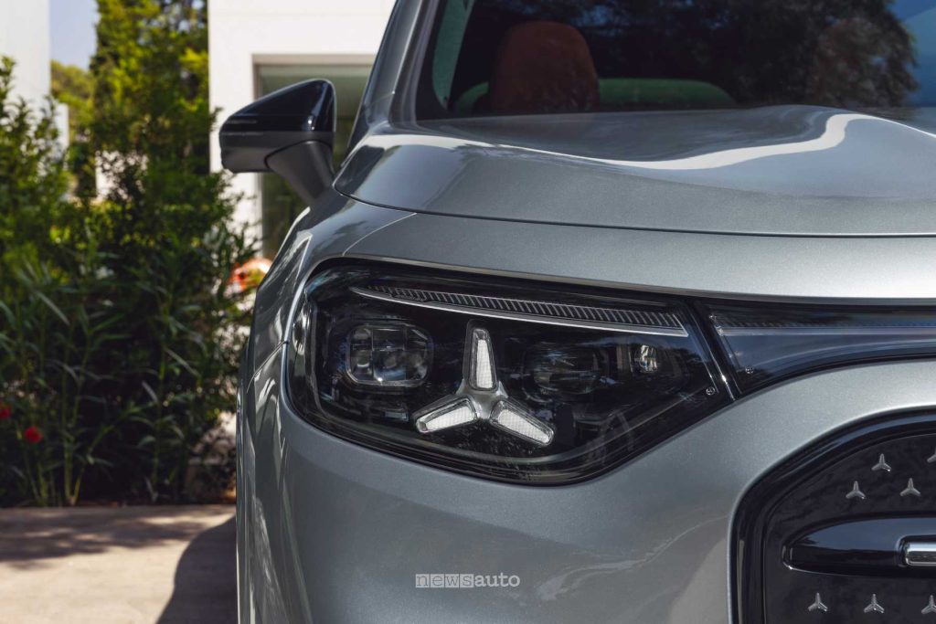 Nuova Mercedes GLB fari anteriore