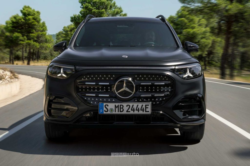 Nuova Mercedes GLB su strada