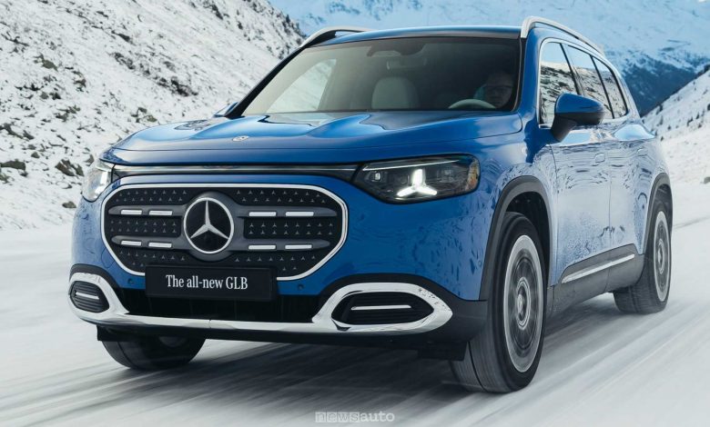 Nuova Mercedes GLB in azione sulla neve