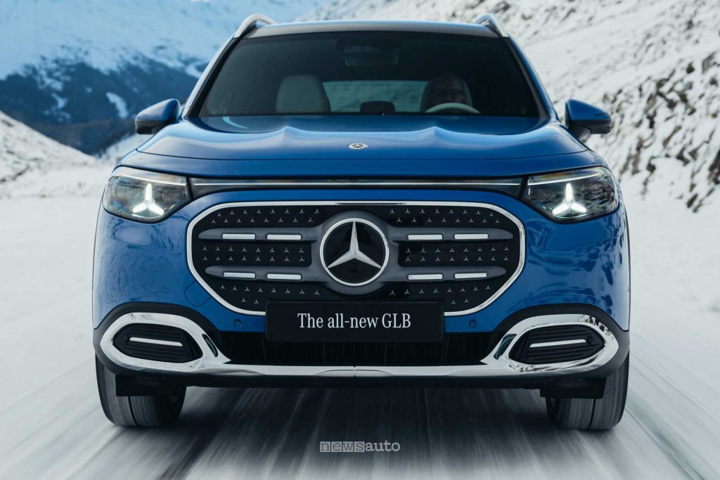 Nuova Mercedes GLB in azione sulla neve