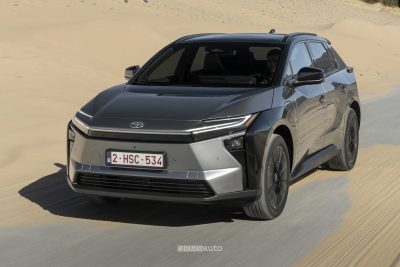Nuova Toyota bZ4X AWD su strada