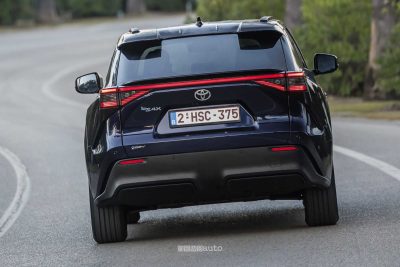 Nuova Toyota bZ4X FWD su strada