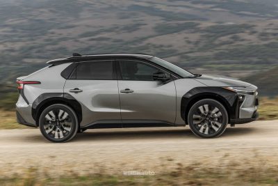 Nuova Toyota bZ4X AWD su strada