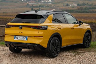 Nuova Volkswagen T-Roc R Line posteriore 3/4