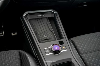 Nuova Volkswagen T-Roc R Line console centrale, veno per la ricarica wireless