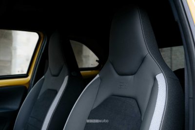 Nuova Toyota Aygo X GR Sport sedili anteriori